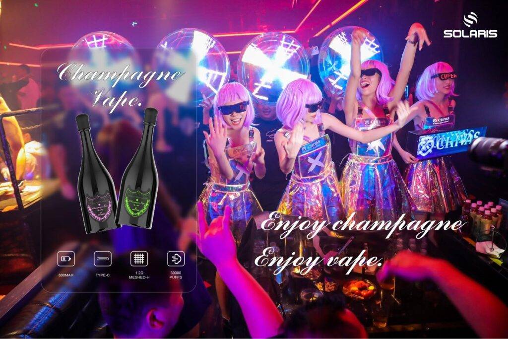 Persone in costume festivo con parrucche colorate e occhiali da sole, che celebrano in un ambiente vivace, con bottiglie di vape a tema champagne in primo piano.